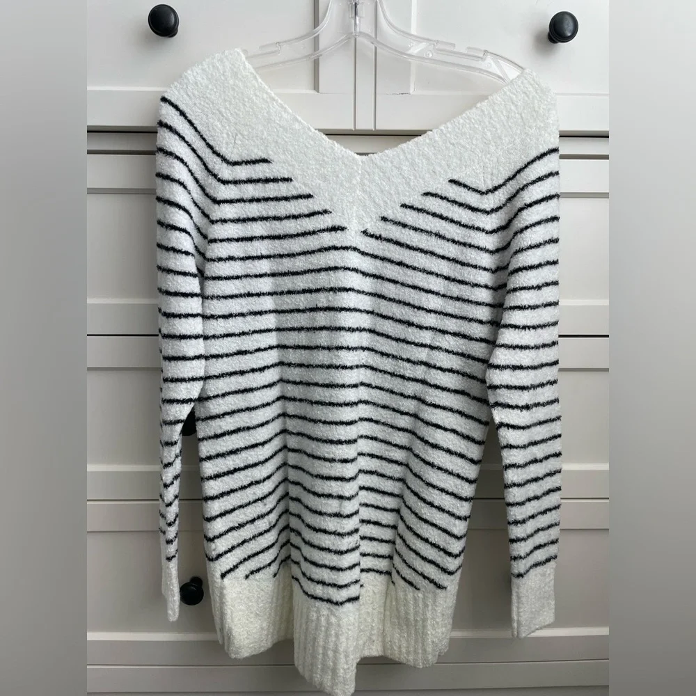 Caslon Women’s Cream White & Black Striped Fuzzy V Neck Long Sleeve Sweater - S